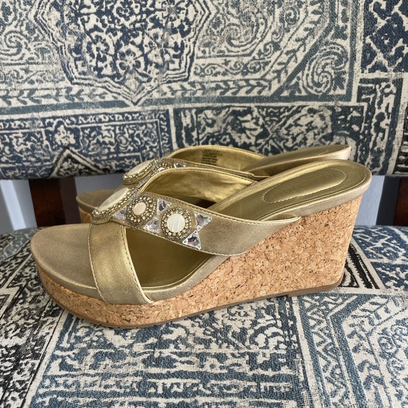 Gold Reaction Kenneth Cole Wedges - Picture 2 of 3
